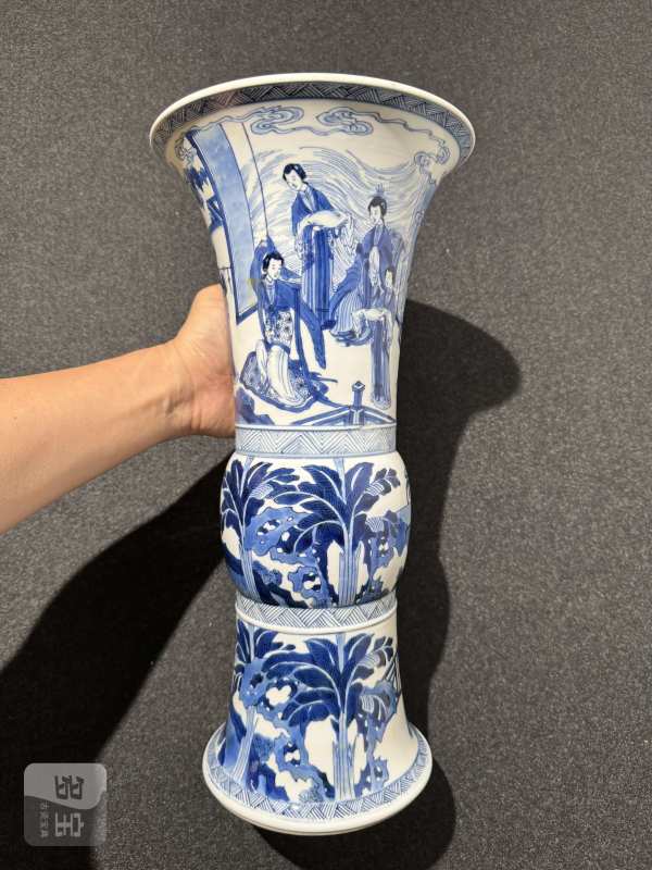 清康熙 青花鸳鸯绦故事图花觚 - 图3